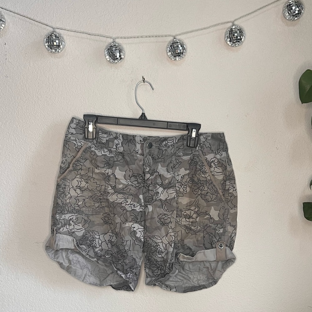 Original Fit Women’s Carhartt Size 10 Camo Shorts
